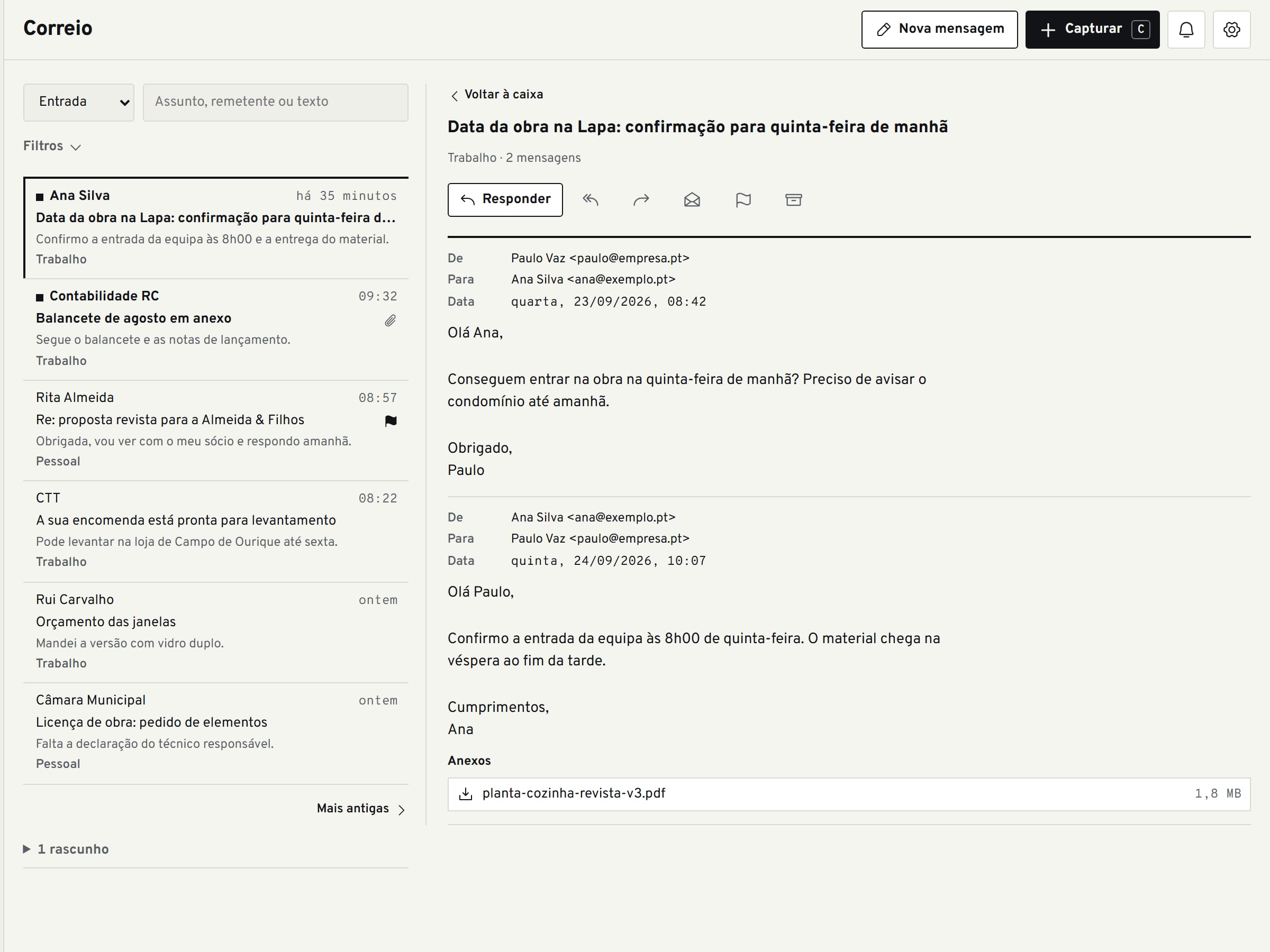 Correio com a caixa de entrada à esquerda e, à direita, uma conversa sobre a data da obra, com um PDF em anexo e o botão Responder.